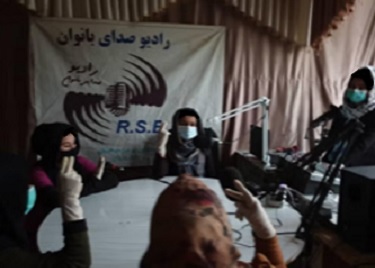 Taliban Izinkan Satu-satunya Stasiun Radio Yang Dikelola Wanita Di Afghanistan Lanjutkan Siaran